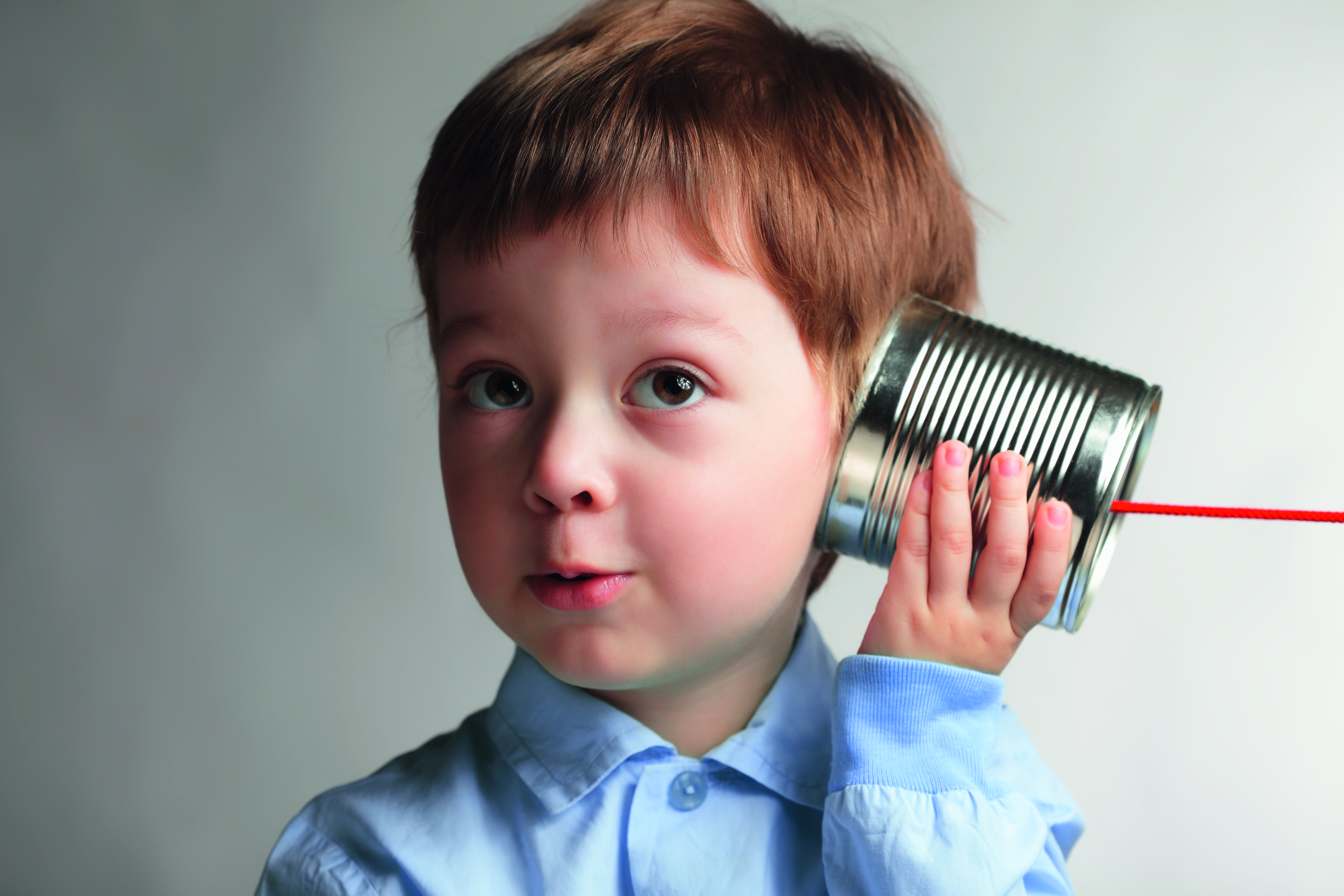 Слуховая память слуховое восприятия. Слуховое восприятие у детей. Ребенок подслушивает. Дети с нарушением слуха.. Ребенок слышит.